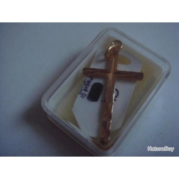 croix en plaqu or etat neuf