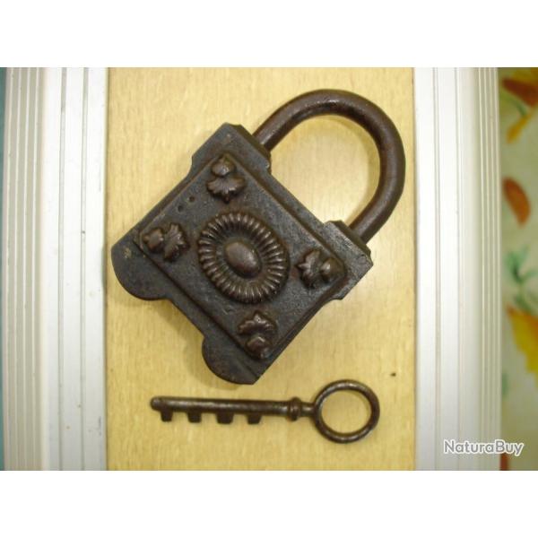 Ancien Cadenas XIX sicle/serrure/coffre/avec sa cle en mtal forg fonctionnel