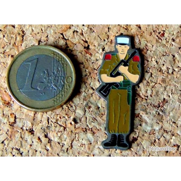 Pin's L�GION �TRANG�RE - L�gionnaire au garde � vous avec son FAMAS - peint cloisonn� - fab inconnu