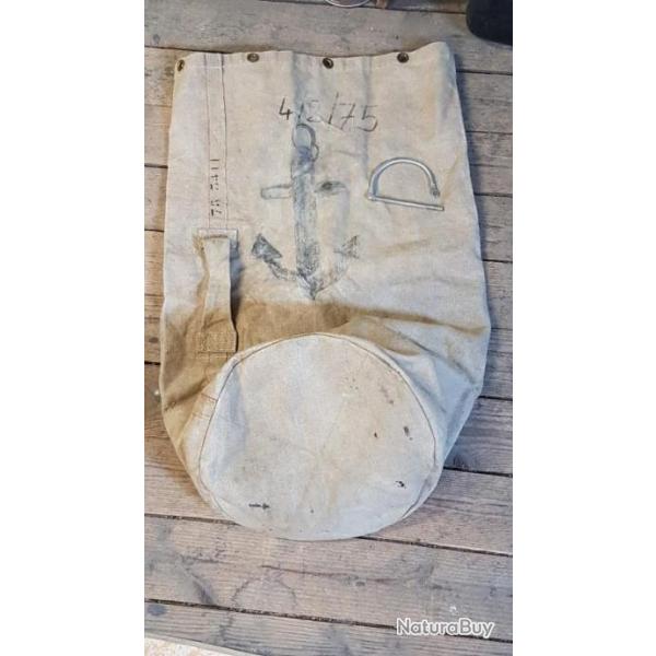 Paquetage de marin avec son demi anneau de fermeture.