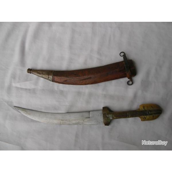 COUTEAU/POIGNARD  TYPE ORIENTAL  LAME COURB�E FOURREAU EN BOIS