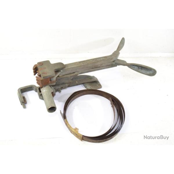 Ancienne cercleuse manuelle pour feuillard mtallique. Conditionnement outil ancien caisse bois