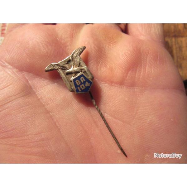 RARE INSIGNE DE COL BASE AERIENNE 104 LE BOURGET