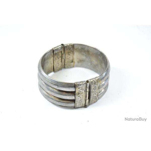 Ancien bracelet en m�tal argent� avec ouverture, art ethnique Afrique Asie Inde... ??