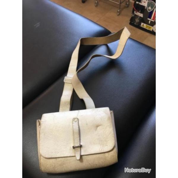 Giberne avec sa banderole.  Buffle blanc