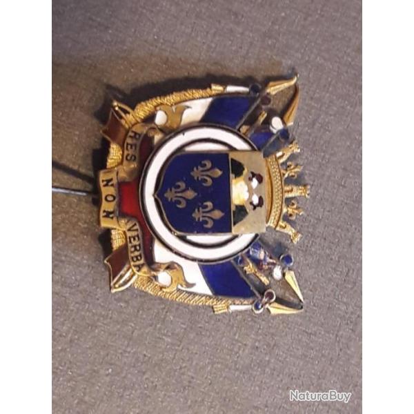 Broche �maill�e de la ville de Versailles avec devise red non verba (des actes et non des mots)