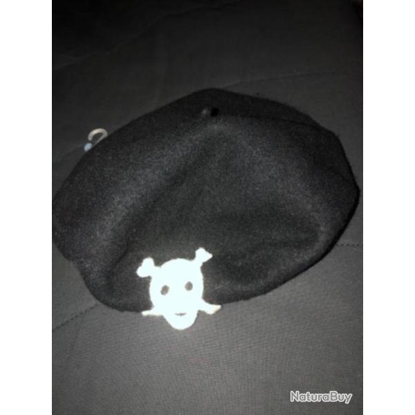 1 bonnet enfant 6 / 7 ans noir, type b�ret avec logo blanc .chaud benetton