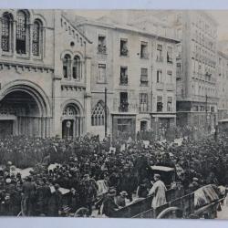 CPA Is&egrave;re S&eacute;paration &agrave; Grenoble La foule devant la Cath&eacute;drale