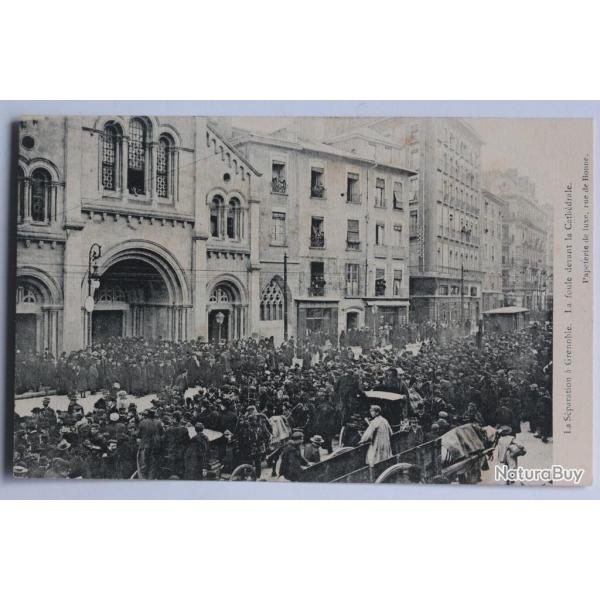 CPA Is�re S�paration � Grenoble La foule devant la Cath�drale