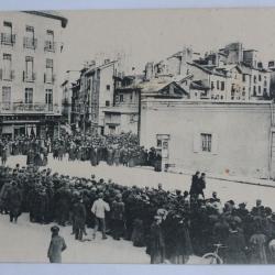 CPA Is&egrave;re S&eacute;paration &agrave; Grenoble Mgr Henry sortant de l'&Eacute;v&ecirc;ch&eacute;