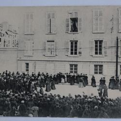 CPA Is&egrave;re S&eacute;paration &agrave; Grenoble Mgr Henry se rend &agrave; la Cath&eacute;drale