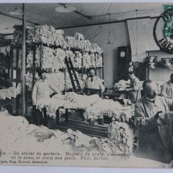 CPA Is&egrave;re Grenoble Atelier Ganterie Magasin de peaux