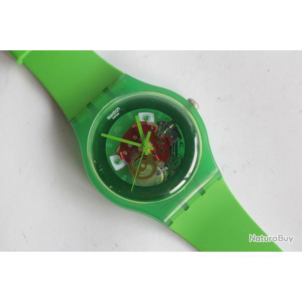 SWATCH Montre Swatch verte New Gent Green lacquered SUOG103