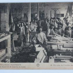 CPA Rhône L'éclairage électrique Usine Lyon Atelier de Menuiserie