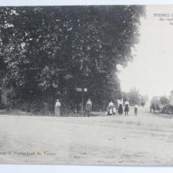 CPA Ni&egrave;vre Myennes Carrefour des routes de Paris et de Saint-Amand