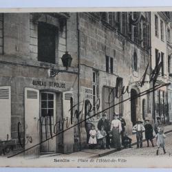 CPA Oise Senlis Place de l'hôtel de ville Bureau de police
