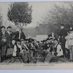 CPA En Bretagne Une noce à table