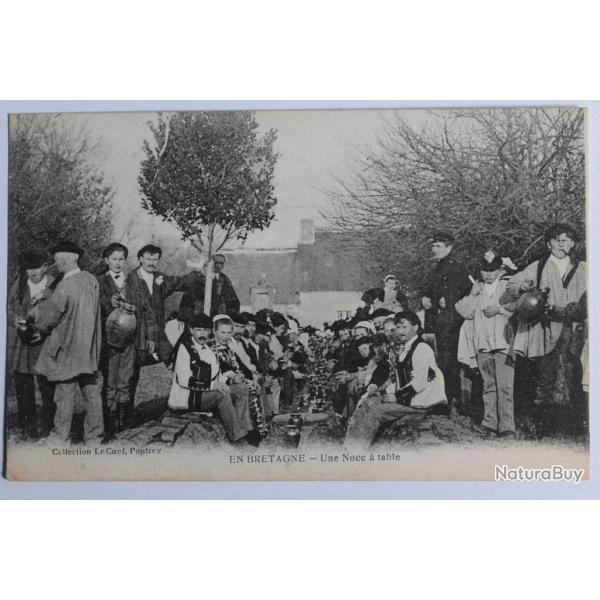 CPA En Bretagne Une noce � table