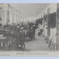 CPA Vosges Mirecourt Un atelier de la Maison Thibouville Luthier