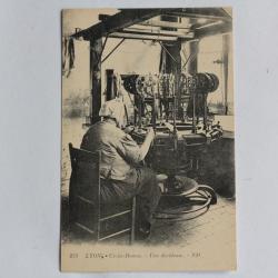 CPA Rhône Lyon Croix-Rousse Une dévideuse