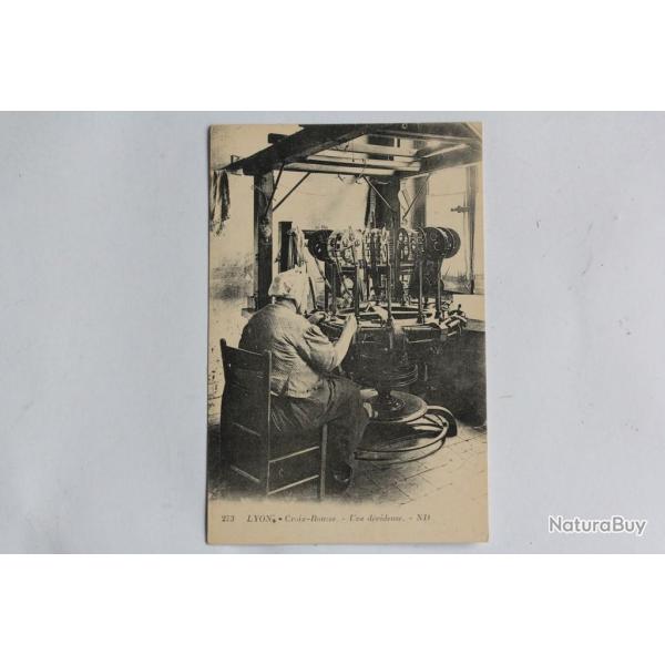 CPA Rh�ne Lyon Croix-Rousse Une d�videuse