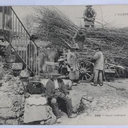 CPA L'Auvergne Cour rustique