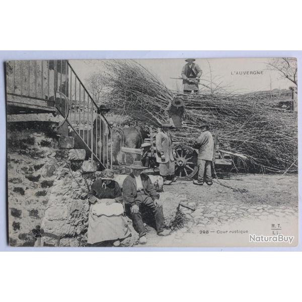 CPA L'Auvergne Cour rustique