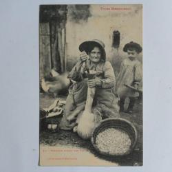 CPA Types Méridionaux Fermière gavant une oie