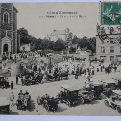 CPA Ille-et-Vilaine Dinard La sortie de la Messe Automobiles