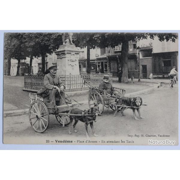 CPA Vend�me Place d'Armes En attendant les Taxis Voiture � chien