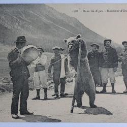 CPA Dans les Alpes Montreur d'ours Savoie