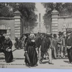 CPA Indre Châteauroux La sortie des ouvriers Manufacture Balem