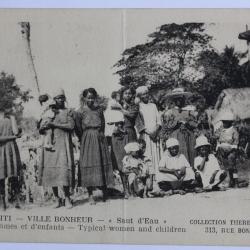 CPA Haïti Ville bonheur Saut d'Eau Types de femmes et d'enfants