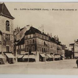 CPA Jura Lons-le-Saunier Place de la Liberté et Théâtre