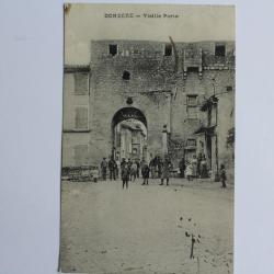 CPA Donz&egrave;re Vieille porte anim&eacute;e Dr&ocirc;me