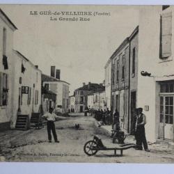CPA Le Gu&eacute;-de-Velluire La grande rue Vend&eacute;e