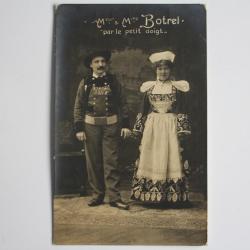 CP Photo Folklore M & Mme Botrel par le petit doigt C&ocirc;tes d'Armor