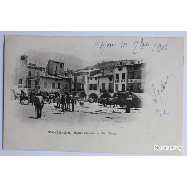 CPA Nyons March� aux cocons Place Carnot Dr�me