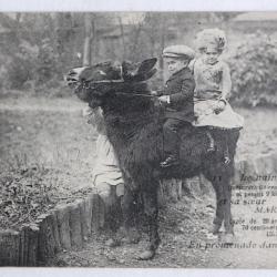 CPA Le nain Adriens et sa soeur Marguerite en promenade