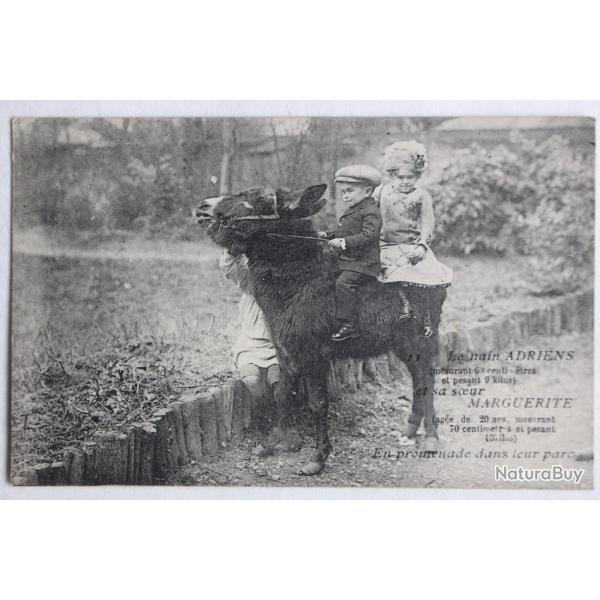 CPA Le nain Adriens et sa soeur Marguerite en promenade