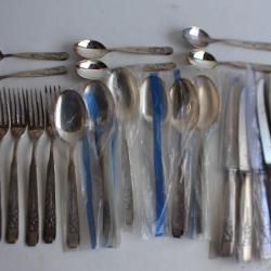 M&eacute;nag&egrave;re 24 couverts m&eacute;tal argent&eacute; soldat militaria