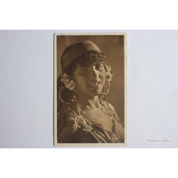 Carte postale ancienne Jeune fille b�douines Types d'Orient