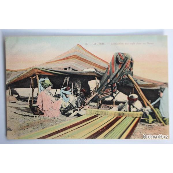 Carte postale ancienne Fabrication des tapis dans un Douar Alg�rie
