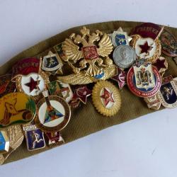 B&eacute;ret avec 32 insignes Russes militaire sports politique