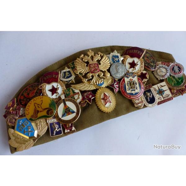 B�ret avec 32 insignes Russes militaire sports politique