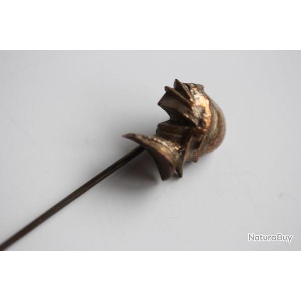 �pingle � cravate heaume armure casque