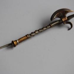 Épingle à cravate hallebarde miniature hache arme