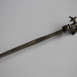 Épingle à cravate hallebarde miniature hache arme