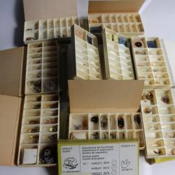 Neuf boites de pieces de montres a quartz pour horloger