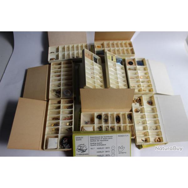 Neuf boites de pieces de montres a quartz pour horloger